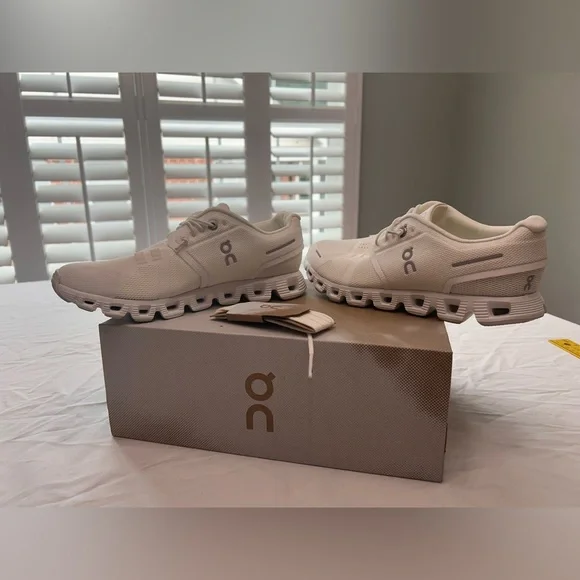 On Running Cloud 5 All White 59.98902 Running Shoes Women size 7 - Picture 1 of 13